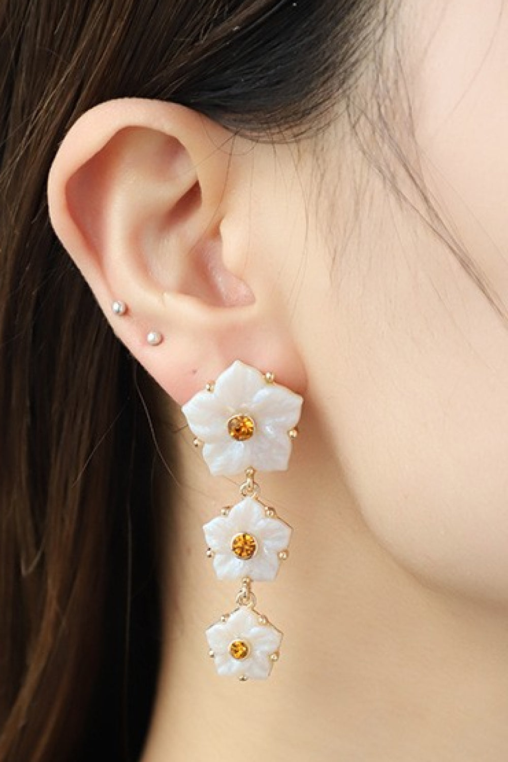 Contrast Resin Flower Earrings